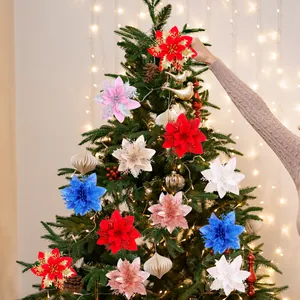 Set mit farbenfrohen dreilagigen künstlichen Weihnachtssternblüten für den Weihnachtsbaum