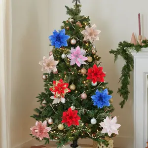 Bunte glitzernde künstliche Weihnachtssterne für die festliche Weihnachtsbaumdekoration