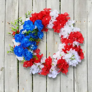 Ghirlanda patriottica per l'Indipendenza con fiori artificiali rossi bianchi e blu su legno