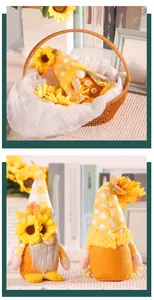 Gros plan de poupées gnomes tournesol d'automne dans un panier tressé et pose debout