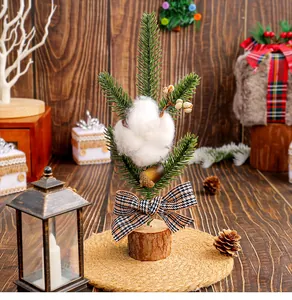 Détail d'un mini sapin de Noël rustique de 25 cm avec fleur de coton et nœud écossais