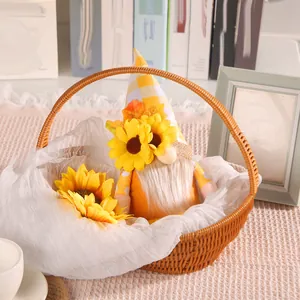Poupée de gnome tournesol faite à la main pour la décoration automnale en panier