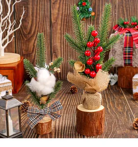 Vue détaillée de mini sapins de Noël avec baies, coton et bases en bois rustiques