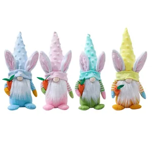 Gnomi pasquali colorati con carote, decorazioni fatte a mano in peluche di nano scandinavo.