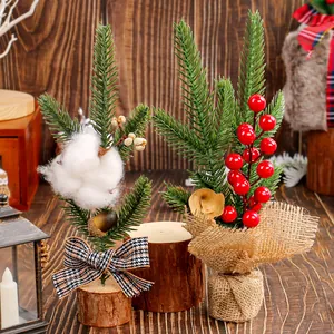 Paire de mini sapins de Noël de 25cm avec coton et baies rouges sur socles en bois.