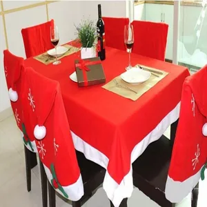 Ensemble de salle à manger avec housses de chaise de Noël et nappe rouge assortie