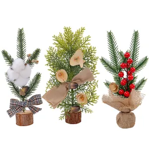 Lot de trois mini sapins de Noël de 25 cm avec pin naturel, coton et baies rouges décor.