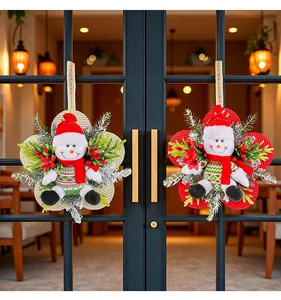 Décorations de porte bonhomme de neige festives avec verdure et poinsettias rouges