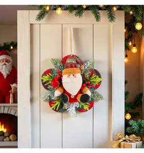 Vue détaillée d'une couronne de Noël Père Noël en peluche suspendue à une porte en bois