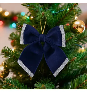 Vista detallada de un elegante lazo de Navidad de terciopelo azul con purpurina plateada