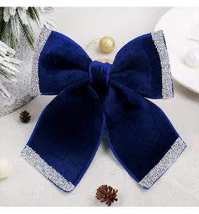 Detalle del lazo de Navidad de terciopelo azul marino con bordes de purpurina