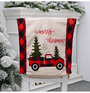 Detailansicht der Weihnachts-Stuhlhousse mit rotem LKW und Merry Christmas Stickerei