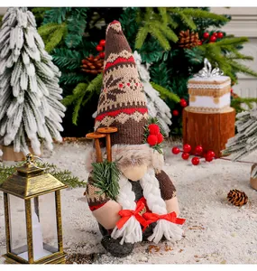 Détail d'un gnome de Noël tricoté à la main avec chapeau flocon de neige et skis en bois