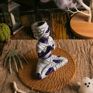 Creatief mediterend paars mummie hars beeldje voor griezelige Halloween decoratie