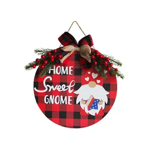 Colgador de puerta decorativo de madera Home Sweet Gnome con lazo a cuadros rojos y bayas