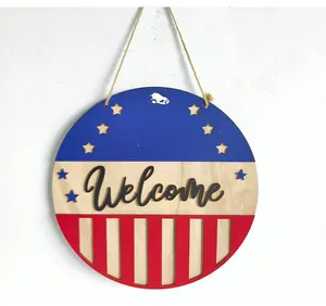 Rundes Holzschild zum amerikanischen Unabhängigkeitstag mit Sternen und Streifen