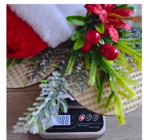 Gros plan détaillé d'un ornement de Noël festif pesant 188g sur une balance précise
