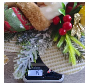 Détail de la mesure du poids de 191g pour cette décoration de table de Noël festive.