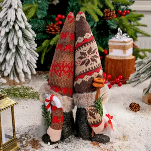 Paire d'ornements de gnomes de Noël tricotés avec bonnets à flocons de neige et skis