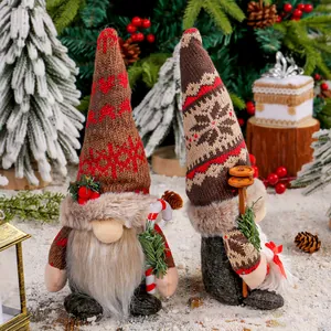 Gnomes de Noël en tricot festif avec motifs de flocons de neige dans une scène de forêt