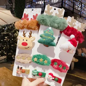 Gros plan d'un lot de barrettes de Noël avec des motifs de Père Noël et rennes en peluche.