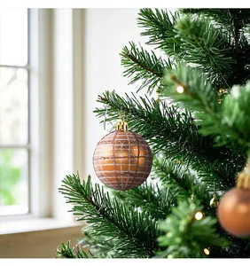 Close-up van een bruine kerstbal met ruitpatroon aan een kerstboom