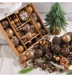 Set bronzen kerstversieringen met dennenappels en decoratieve ballen voor de kerstboom.