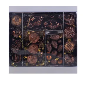 Detailoverzicht van bronzen kerstversieringsset met dennenappels en gedecoreerde kerstballen.