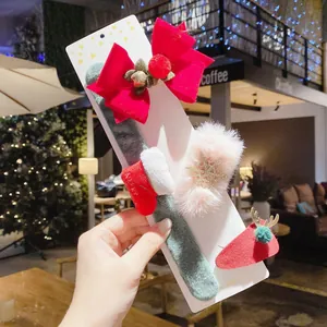 Vue détaillée de l'ensemble de barrettes de Noël avec nœud en velours et pompon