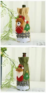 Detail van feestelijke kerst wijnfleshoezen van jute met Kerstman en beer decor