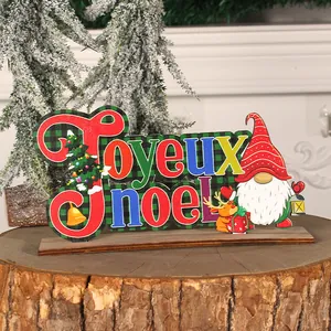 Festliches Weihnachtsornament aus Holz mit Gnom und Joyeux Noel Gruß auf einem Baumstumpf.
