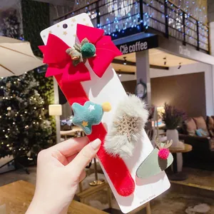 Détail du lot de barrettes de Noël avec un nœud festif et des motifs de rennes mignons.