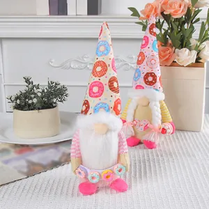 Set van twee kerstkabouters met donutpatroon en puntmutsen voor feestelijke decor