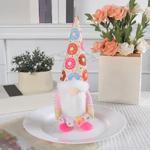 Feestelijke pluchen kerstkabouter met donuthoed en riem voor huisdecoratie en feesten