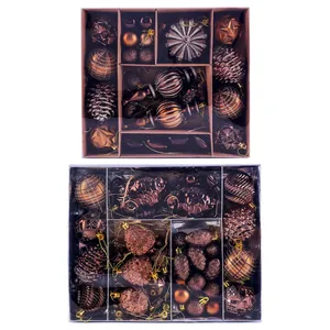 Luxe bronzen kerstballenset met dennenappels en beschilderde ballen voor de boom