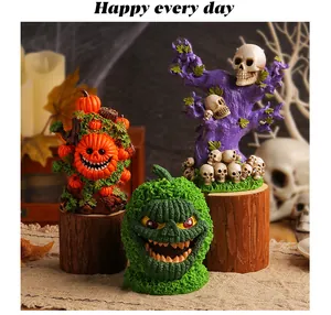 Detalle de adornos de resina para Halloween con árbol de calaveras y monstruo calabaza