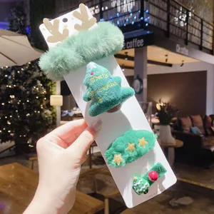 Vue détaillée de l'ensemble de barrettes de Noël vert festif sur une carte de vente.