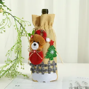 Feestelijke jute wijnfleshoes met schattige kerstbeer en kerstboom versiering