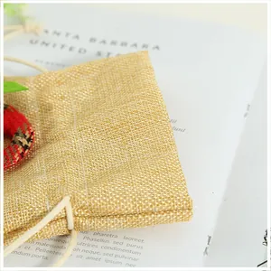 Detail van kerst wijnfles zak van jute met feestelijke rode decoratieve accenten