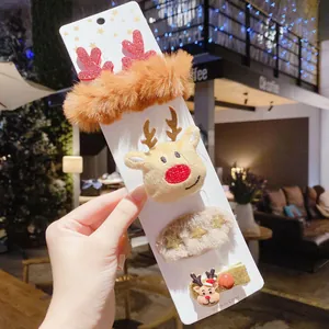 Gros plan d'un ensemble de 4 pinces à cheveux et chouchou de Noël avec renne