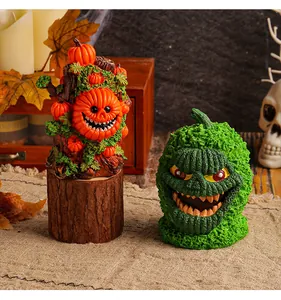 Primer plano detallado de los adornos de resina de Halloween espíritu árbol y calabaza