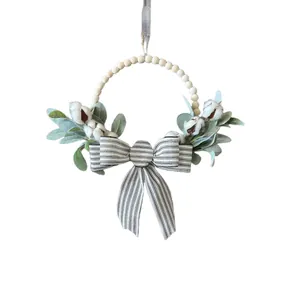 Couronne de ferme minimaliste avec perles en bois, nœud rayé et boules de coton rustiques