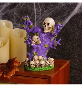 Vista detallada de una escultura de árbol púrpura de Halloween con calaveras decoradas
