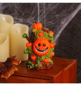 Primer plano de un adorno de árbol de calabaza de Halloween con texturas de musgo y caras