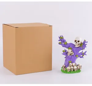 Adorno de árbol de calaveras de Halloween morado junto a su caja de cartón marrón