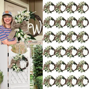 Elegante witte tulpenkrans met gepersonaliseerde A-Z letters en rustieke jute strik.