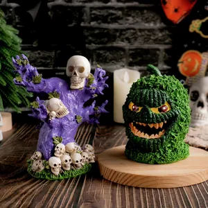 Halloween spookachtige boomgeest en groen pompoenmonster hoofd decoraties