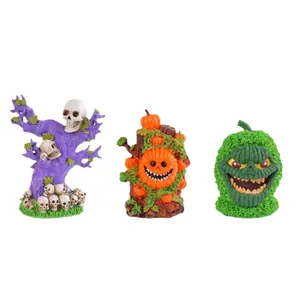 Griezelige Halloween decoratieset met een schedelboom en gesneden pompoenfiguren
