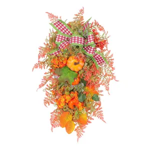 Décoration de porte d'automne avec citrouilles, baies et nœud à carreaux sur fond blanc