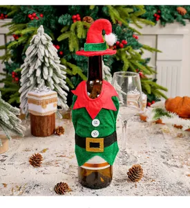 Dettaglio del copribottiglia di vino in stile elfo su tavolo innevato per decorazione